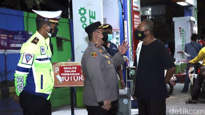 Polisi menerjunkan personel mengecek ketersediaan solar di Lamongan serta membuka hotline khusus aduan kelangkaan solar.