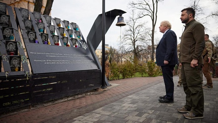 Presiden Ukraina Ajak PM Inggris Jalan-jalan di Pusat Kota Kiev Ukraine's President Volodymyr Zelenskiy and British Prime Minister Boris Johnson walk along a street after a meeting, as Russia?s attack on Ukraine continues, in Kyiv, Ukraine April 9, 2022. Ukrainian Presidential Press Service/Handout via REUTERS ATTENTION EDITORS - THIS IMAGE HAS BEEN SUPPLIED BY A THIRD PARTY. MANDATORY CREDIT