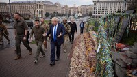 Selain itu, Johnson juga menawarkan senjata yang lebih defensif kepada Presiden Volodymyr Zelenskyy, sebuah langkah yang menurut pemimpin Ukraina harus diikuti oleh yang lain.