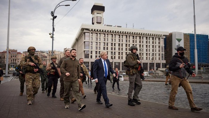 Presiden Ukraina Ajak PM Inggris Jalan-jalan di Pusat Kota Kiev Ukraine's President Volodymyr Zelenskiy and British Prime Minister Boris Johnson walk along a street after a meeting, as Russia?s attack on Ukraine continues, in Kyiv, Ukraine April 9, 2022. Ukrainian Presidential Press Service/Handout via REUTERS ATTENTION EDITORS - THIS IMAGE HAS BEEN SUPPLIED BY A THIRD PARTY. MANDATORY CREDIT