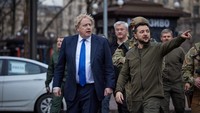 Presiden Ukraina Volodymyr Zelenskyy dan Perdana Menteri Inggris Boris Johnson berjalan di sepanjang jalan setelah pertemuan, saat serangan Rusia terhadap Ukraina berlanjut, di Kyiv, Ukraina, Sabtu, (9/4/2022).