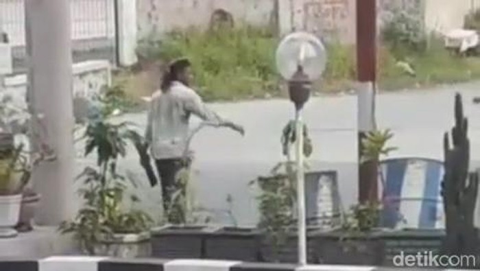 Pria gondrong yang memalak sopir truk di sebuah SPBU di Ngoro, Mojokerto viral di media sosial.