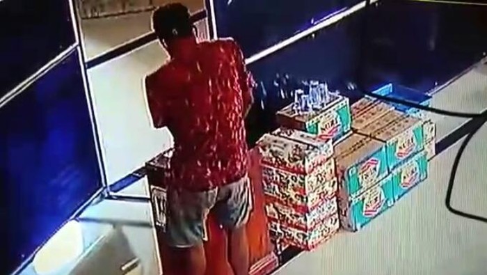 Warga binaan Lapas Pamekasan terekam kamera CCTV berupaya mencuri kotak amal di sebuah musala.