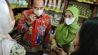Program pemberdayaan warung yang mereka kembangkan selama beberapa bulan terakhir ini, benar-benar memberikan dampak sosial dan ekonomi serta memberi keuntungan kepada berbagai pihak.
