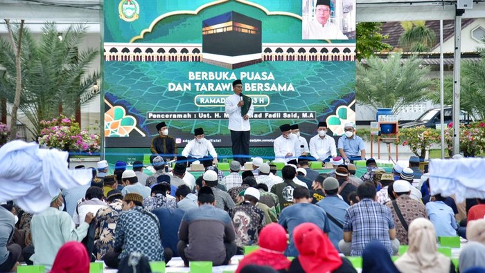 Edy Rahmayadi melaksanakan buka puasa 7 Ramadan 1443 H serta Salat Maghrib bersama para Mualaf dan Marbot Masjid, Sabtu (9/4/2022).