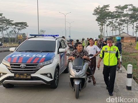 Ratusan ABG semburat saat didatangi polisi di jalur Exit Tol Setono Pekalongan, Minggu (10/4/2022).
