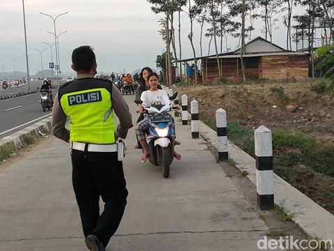 Ratusan ABG semburat saat didatangi polisi di jalur Exit Tol Setono Pekalongan, Minggu (10/4/2022).