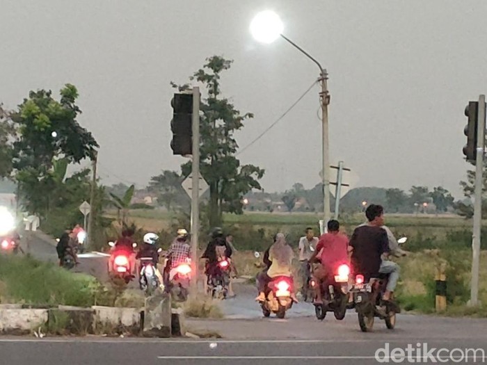 Ratusan ABG semburat saat didatangi polisi di jalur Exit Tol Setono Pekalongan, Minggu (10/4/2022).