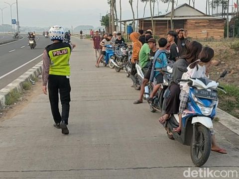 Ratusan ABG semburat saat didatangi polisi di jalur Exit Tol Setono Pekalongan, Minggu (10/4/2022).