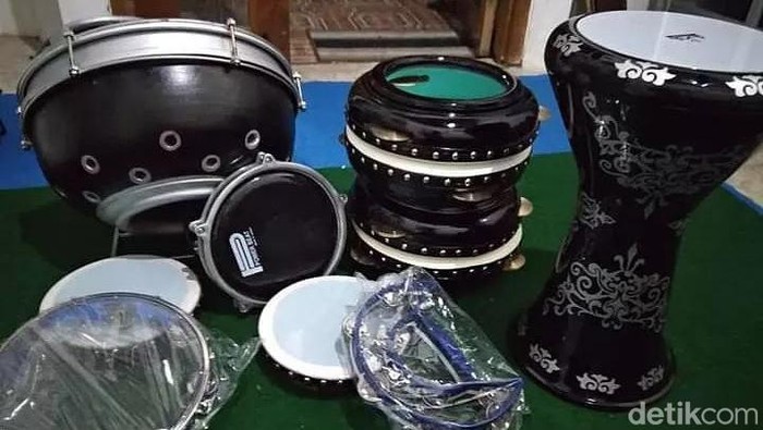 Rebana buatan Agus perajin asal Lamongan yang berhasil membuat rebananya terbang ke luar pulau.