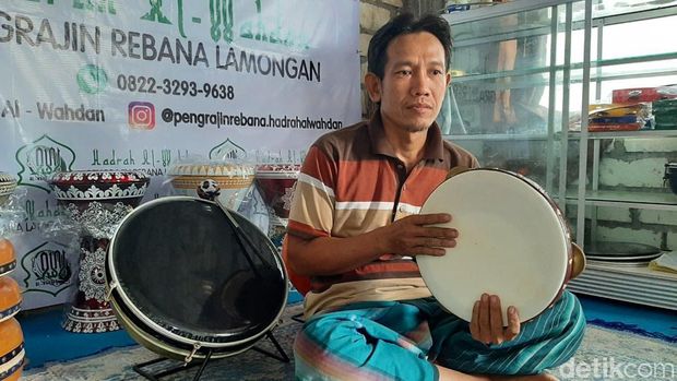 Rebana buatan Agus perajin asal Lamongan yang berhasil membuat rebananya terbang ke luar pulau.