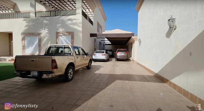 Dalam video Alman mengatakan bahwa tempat tinggalnya itu berada dalam satu kawasan yang sama dengan majikannya. Ketika memasuki rumah, tampak beberapa mobil sudah terparkir di garasi rumah. Tiga diantara mobil tersebut diakui Alman adalah miliknya. Foto: YouTube/Fenny Listiana