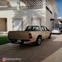 Dalam video Alman mengatakan bahwa tempat tinggalnya itu berada dalam satu kawasan yang sama dengan majikannya. Ketika memasuki rumah, tampak beberapa mobil sudah terparkir di garasi rumah. Tiga diantara mobil tersebut diakui Alman adalah miliknya. Foto: YouTube/Fenny Listiana