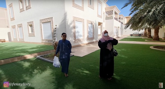 Alman juga membeberkan bahwa walaupun terlihat seperti asli, rupanya rumput di halaman rumah majikannya itu merupakan rumput sintetis. Pasalnya menurut Alman, biaya pemakaian air di Makkah cukup mahal. Sehingga jika menggunakan rumput sintetis, maka tak perlu lagi untuk menyiramnya setiap hari. Foto: YouTube/Fenny Listiana