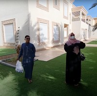 Alman juga membeberkan bahwa walaupun terlihat seperti asli, rupanya rumput di halaman rumah majikannya itu merupakan rumput sintetis. Pasalnya menurut Alman, biaya pemakaian air di Makkah cukup mahal. Sehingga jika menggunakan rumput sintetis, maka tak perlu lagi untuk menyiramnya setiap hari. Foto: YouTube/Fenny Listiana