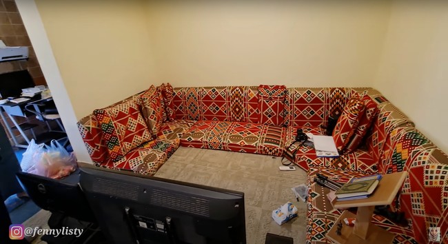 Beginilah penampakan tempat tinggal milik Alman. Walaupun tidak terlalu luas, namun ruangan tempat tinggal milik Alman tampak cukup nyaman. Selain itu karena dirinya juga merupakan YouTuber, maka Alman menggunakan ruangan yang satu ini sebagai tempatnya mengedit. Foto: YouTube/Fenny Listiana