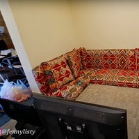 Beginilah penampakan tempat tinggal milik Alman. Walaupun tidak terlalu luas, namun ruangan tempat tinggal milik Alman tampak cukup nyaman. Selain itu karena dirinya juga merupakan YouTuber, maka Alman menggunakan ruangan yang satu ini sebagai tempatnya mengedit. Foto: YouTube/Fenny Listiana