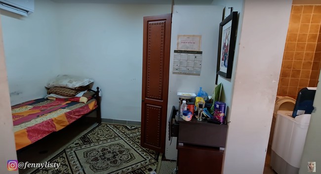Kalau yang satu ini adalah ruang kamar milik Alman. Di samping kamarnya terdapat toilet yang juga dijadikan tempat mencuci baju. Hampir di setiap ruangan Alman juga sudah dilengkapi dengan pendingin udara atau AC. Foto: YouTube/Fenny Listiana