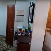 Kalau yang satu ini adalah ruang kamar milik Alman. Di samping kamarnya terdapat toilet yang juga dijadikan tempat mencuci baju. Hampir di setiap ruangan Alman juga sudah dilengkapi dengan pendingin udara atau AC. Foto: YouTube/Fenny Listiana