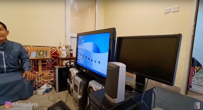 Di ruangan tempat mengeditnya juga sudah dilengkapi dengan beragam peralatan yang memadai. Bahkan diakui Alman bahwa majikannya sempat menawarkan dirinya untuk mengganti TV yang ukurannya jauh lebih besar. Foto: YouTube/Fenny Listiana