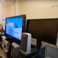 Di ruangan tempat mengeditnya juga sudah dilengkapi dengan beragam peralatan yang memadai. Bahkan diakui Alman bahwa majikannya sempat menawarkan dirinya untuk mengganti TV yang ukurannya jauh lebih besar. Foto: YouTube/Fenny Listiana