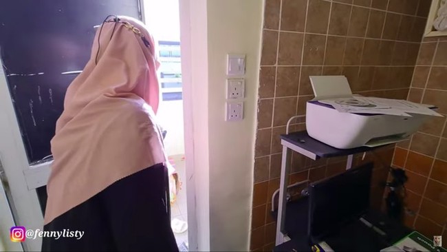 Terletak di lantai 2, tempat tinggal Alman juga memiliki balkon kecil. Namun balkon tersebut jarang digunakan oleh Alman. Foto: YouTube/Fenny Listiana