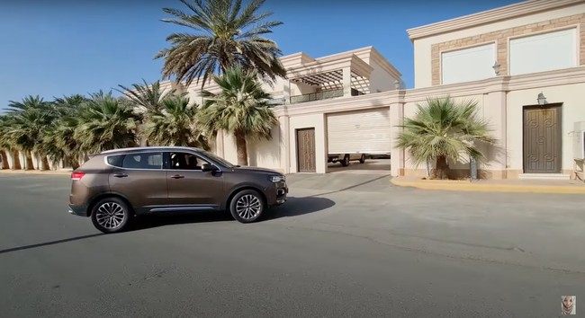 Pria yang diketahui bernama Alman Mulyana yang bekerja sebagai supir penasihat raja di Makkah beberapa waktu lalu tampak memamerkan tempat tinggalnya melalui video unggahan di akun YouTube milik YouTuber Fenny Listiana. Dari luar, rumah tersebut tampak begitu mewah dan luas. Tak hanya itu, rumah tersebut juga dilengkapi fasilitas canggih, seperti gerbang otomatis. Foto: YouTube/Fenny Listiana