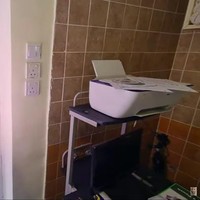 Terletak di lantai 2, tempat tinggal Alman juga memiliki balkon kecil. Namun balkon tersebut jarang digunakan oleh Alman. Foto: YouTube/Fenny Listiana