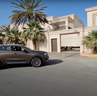 Pria yang diketahui bernama Alman Mulyana yang bekerja sebagai supir penasihat raja di Makkah beberapa waktu lalu tampak memamerkan tempat tinggalnya melalui video unggahan di akun YouTube milik YouTuber Fenny Listiana. Dari luar, rumah tersebut tampak begitu mewah dan luas. Tak hanya itu, rumah tersebut juga dilengkapi fasilitas canggih, seperti gerbang otomatis. Foto: YouTube/Fenny Listiana