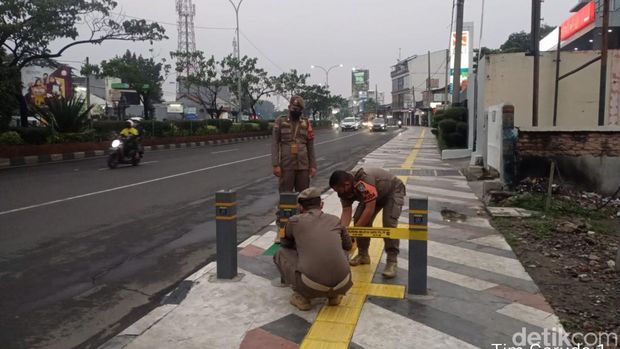 Satpol PP pasang garis di trotoar Jl Margonda Depok cegah pemotor naik trotoar (Dok istimewa)