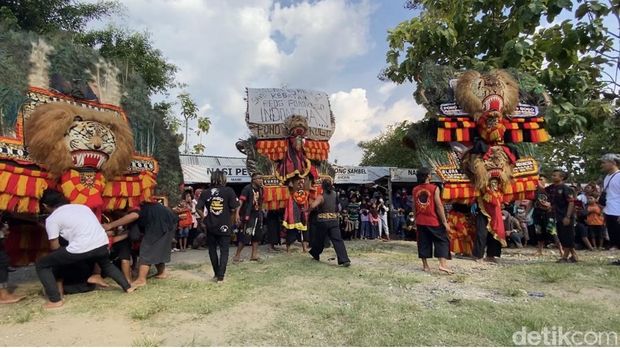 Seniman gelar aksi protes dan pertunjukan reog di Goa Sentono Blora, Minggu (10/4/2022)