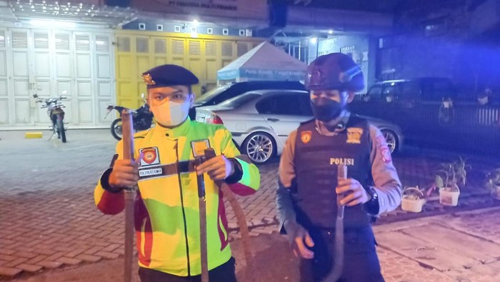 Senjata tajam diamankan polisi.
