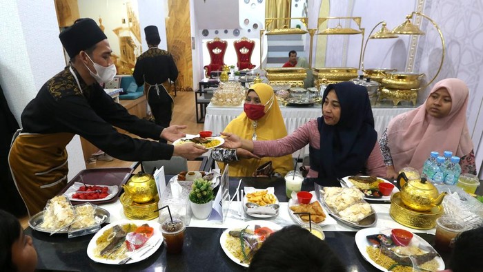 Sensasi Buka Puasa dengan Nuansa Timur Tengah Warga berbuka puasa bersama dengan menu khas Timur Tengah di salah satu rumah makan Arab di Ulee Kareng, Banda Aceh, Aceh, Sabtu (9/4/2022). Rumah makan bernuansa Timur Tengah tersebut menjadi salah satu tempat favorit warga untuk berbuka puasa dengan berbagai menu khas Arab Saudi pada Ramadhan 1443 Hijriah. ANTARA FOTO/Irwansyah Putra/wsj.