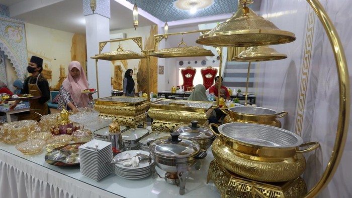 Sensasi Buka Puasa dengan Nuansa Timur Tengah Warga berbuka puasa bersama dengan menu khas Timur Tengah di salah satu rumah makan Arab di Ulee Kareng, Banda Aceh, Aceh, Sabtu (9/4/2022). Rumah makan bernuansa Timur Tengah tersebut menjadi salah satu tempat favorit warga untuk berbuka puasa dengan berbagai menu khas Arab Saudi pada Ramadhan 1443 Hijriah. ANTARA FOTO/Irwansyah Putra/wsj.