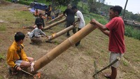 Sejumlah anak bermain meriam bambu di lereng Gunung Merbabu, Selo, Boyolali, Jawa Tengah.