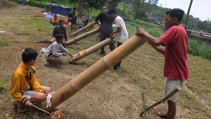 Seorang warga memasukan bahan karbit ke dalam bambu saat bermain meriam bambu di lereng Gunung Merbabu, Selo, Boyolali, Jawa Tengah, Jumat (8/4/2022). Untuk menunggu waktu berbuka puasa, anak-anak tersebut bermain meriam bambu dengan pengawasan orang dewasa. ANTARA FOTO/Aloysius Jarot Nugroho/wsj.