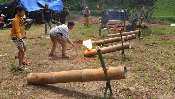 Seorang warga memasukan bahan karbit ke dalam bambu saat bermain meriam bambu di lereng Gunung Merbabu, Selo, Boyolali, Jawa Tengah, Jumat (8/4/2022). Untuk menunggu waktu berbuka puasa, anak-anak tersebut bermain meriam bambu dengan pengawasan orang dewasa. ANTARA FOTO/Aloysius Jarot Nugroho/wsj.