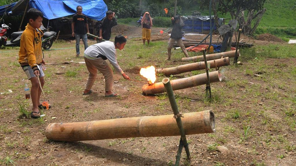 Seru Bermain Meriam Bambu di Lereng Gunung Merbabu
