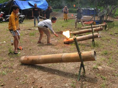 Seru Bermain Meriam Bambu di Lereng Gunung Merbabu