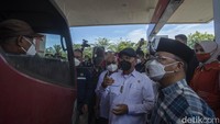 Arifin turut mendatangi satu persatu truk yang tengah antre di salah satu SPBU, ia pun turut menanyakan sopir truk mengenai jenis barang yang diangkut, Minggu, (10/4/2022).