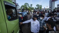 Uniknya Arifin juga sempat meminta maaf akibat antrean yang sempat terjadi, sebelumnya Arifin menanyakan kepada sopir batu bara terkait antrean di SPBU. Dengan polosnya sang sopir mengiyakan antrean panjang saat mengisi bahan bakar.