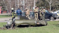 Sisa-sisa rudal terlihat di dekat stasiun kereta api, di tengah invasi Rusia ke Ukraina, di Kramatorsk, Ukraina, (8/4/2022). Serangan diketahui terjadi saat warga melakukan evakuasi dari wilayah Donbas.
