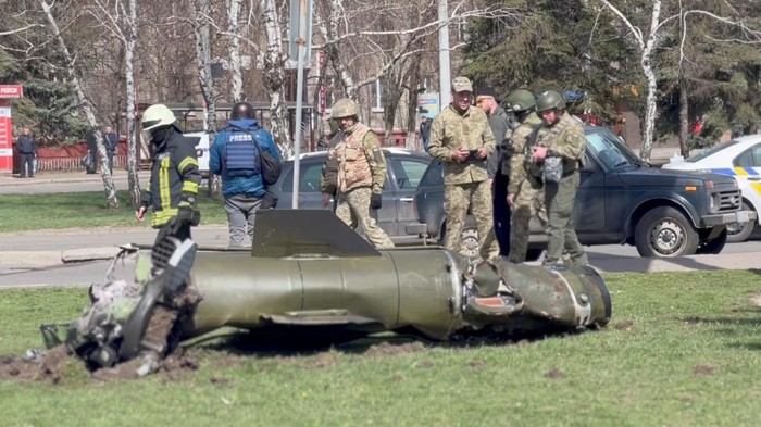 Sisa-sisa Roket yang Menghantam Stasiun Kereta di Ukraina, Puluhan Orang Tewas Damaged cars and debris are seen after a missile strike on a railway station, amid Russia's invasion of Ukraine, in Kramatorsk, Ukraine April 8, 2022 in this still image from a video obtained by REUTERS. Video recorded April 8, 2022. Obtained by Reuters/Handout via REUTERS THIS IMAGE HAS BEEN SUPPLIED BY A THIRD PARTY. NO RESALES. NO ARCHIVES.
