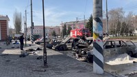 Mobil dan puing-puing yang rusak terlihat setelah serangan rudal di stasiun kereta api, di tengah invasi Rusia ke Ukraina, di Kramatorsk. Data terakhir dari Gubernur Regional Donetsk, Pavlo Kyrylenko, mengatakan korban tewas akibat serangan itu menjadi 50 orang. Sebanyak 5 orang di antaranya adalah anak-anak.