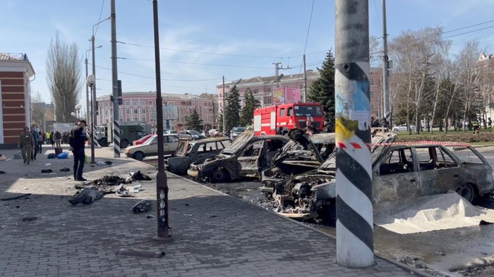 Sisa-sisa Roket yang Menghantam Stasiun Kereta di Ukraina, Puluhan Orang Tewas Damaged cars and debris are seen after a missile strike on a railway station, amid Russia's invasion of Ukraine, in Kramatorsk, Ukraine April 8, 2022 in this still image from a video obtained by REUTERS. Video recorded April 8, 2022. Obtained by Reuters/Handout via REUTERS THIS IMAGE HAS BEEN SUPPLIED BY A THIRD PARTY. NO RESALES. NO ARCHIVES.