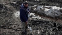 Meskipun pasukan Rusia menguasai Chernobyl segera setelah invasi pada tanggal 24 Februari lalu, para pekerja PLTN di sana terus mengawasi penyimpanan yang aman dari limbah bahan bakar nuklir. Mereka juga mengawasi sisa-sisa reaktor yang terbungkus beton yang meledak pada tahun 1986, yang menyebabkan kecelakaan nuklir terburuk di dunia. REUTERS/Gleb Garanich