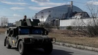 Badan energi Ukraina, Energoatom, mengatakan penarikan pasukan dilakukan setelah ada kabar bahwa tentara Rusia terpapar radiasi saat menggali parit di zona eksklusi di sekitar PLTN yang ditutup. Namun, belum ada konfirmasi resmi atas kabar tersebut. REUTERS/Gleb Garanich