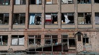 Gedung kantor yang rusak dan dijarah oleh tentara Rusia terlihat di dekat Pembangkit Listrik Tenaga Nuklir Chernobyl. REUTERS/Gleb Garanich