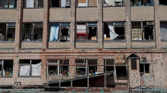 Situasi di Chernobyl Usai Ditinggalkan Pasukan Rusia Office building damaged and looted by Russian soldiers is seen near the Chernobyl Nuclear Power Plant, as Russia's attack on Ukraine continues, in Chernobyl, Ukraine April 7, 2022. REUTERS/Gleb Garanich REFILE-CORRECTING SPELLING OF CITY