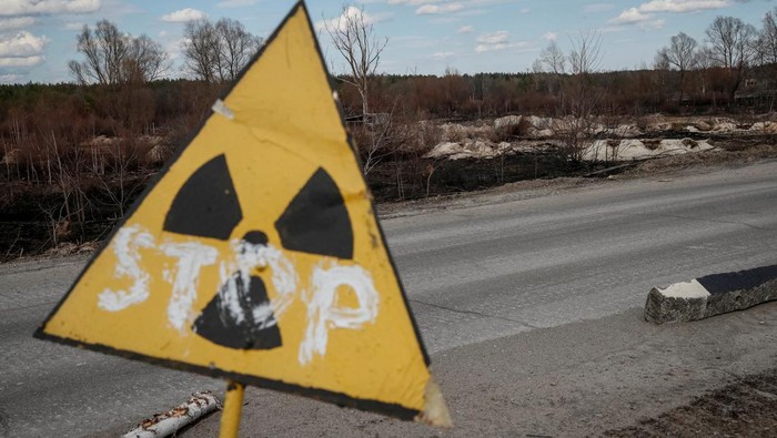 Office building damaged and looted by Russian soldiers is seen near the Chernobyl Nuclear Power Plant, as Russias attack on Ukraine continues, in Chernobyl, Ukraine April 7, 2022. REUTERS/Gleb Garanich REFILE-CORRECTING SPELLING OF CITY
